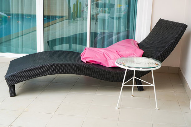 泳池边躺椅与家庭游泳池或豪华酒店的当代设计的图片。图片下载