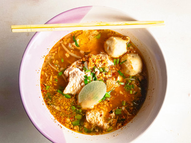 餐桌上的自制辣味冬阴凉面的俯视图照片。图片下载