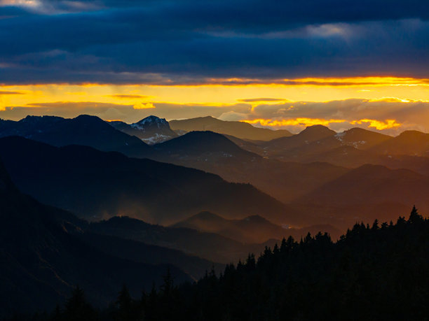 土耳其阿尔特温萨夫沙特雪山上的日落时分无人机照片图片下载