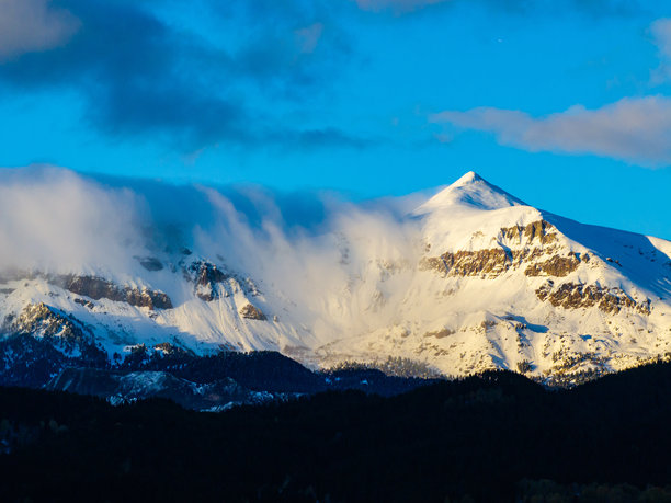 土耳其阿尔特温萨夫沙特的雪山日落无人机照片图片下载