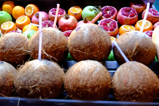 超市色彩鲜艳、新鲜健康的水果区图片图片下载