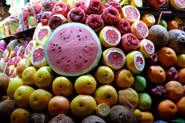 超市色彩鲜艳、新鲜健康的水果区图片图片下载