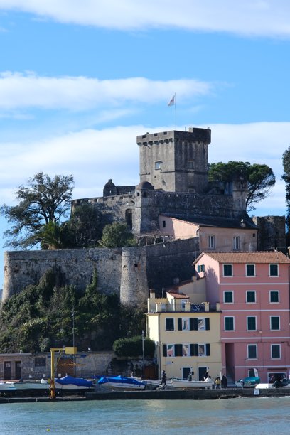 勒里奇的圣特伦佐城堡。海边的小城堡照片。蓝天白云与蓝色海洋。图片下载