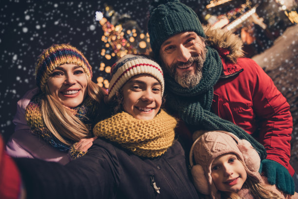 全家友好和平的拥抱自拍，夜间散步的节日气氛户外照片图片下载