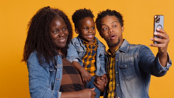 父母用智能手机拍摄他们可爱的幼儿照片图片下载