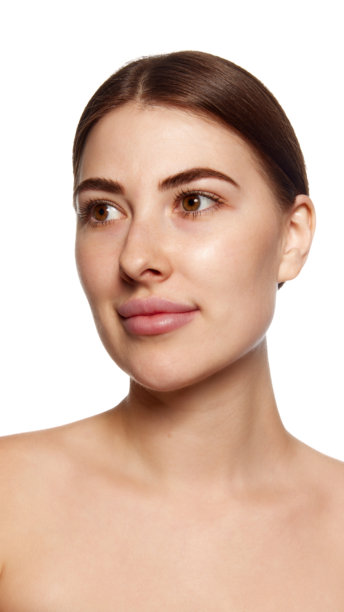 白色背景下漂亮年轻的棕发女性特写照片。面部不对称和提升效果。图片下载