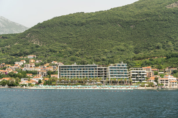 赫尔采格诺维海滩上的卡里娜酒店，旅游季节，夏季海滩假期，编辑图片图片下载