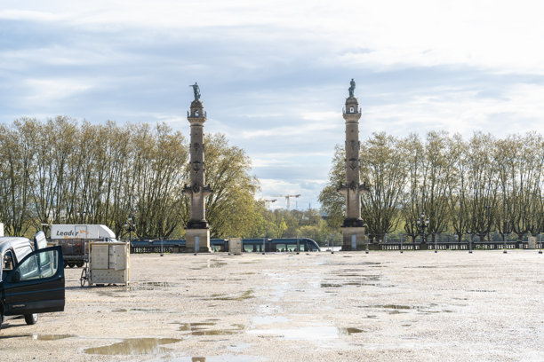 加龙河附近的前柱，商业和航运符号，历史建筑，编辑图片图片下载