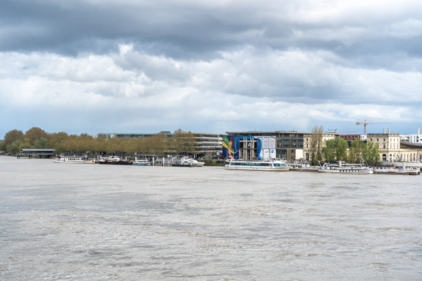 春雨过后的加龙河堤岸，波尔多风景，编辑图片图片下载