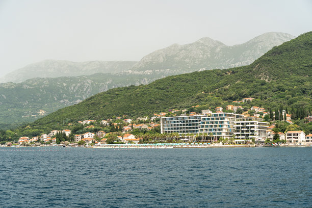 赫尔采格诺维海滩上的卡里娜酒店，旅游季节，夏季海滩假期，编辑图片图片下载