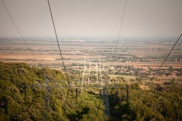 高压电力线横跨风景。这张图片突出了塞尔维亚电力供应和能源分配所涉及的基础设施。它反映了现代生活中能源传输的技术方面。图片下载