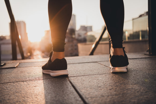 运动型积极的男性穿着运动裤和新款运动鞋，在城市户外拍摄的裁剪照片图片下载