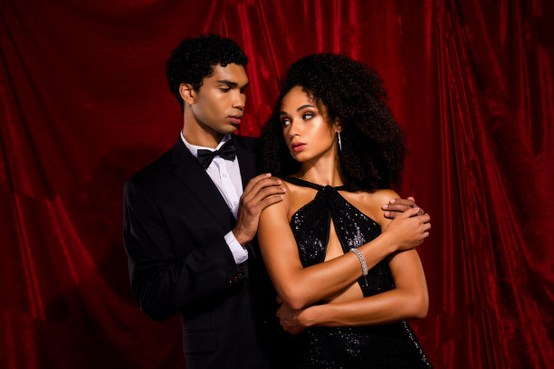 美丽热情的夫妻在红色布背景下相拥而抱的照片图片下载