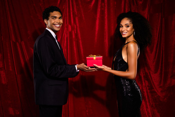 一对迷人的年轻好莱坞演员在红色布背景前领取电影节奖项的照片图片下载