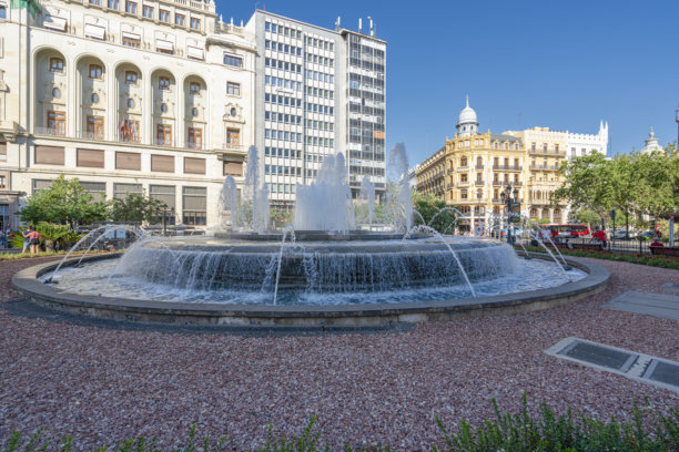 市政广场全景照片，带喷泉图片下载