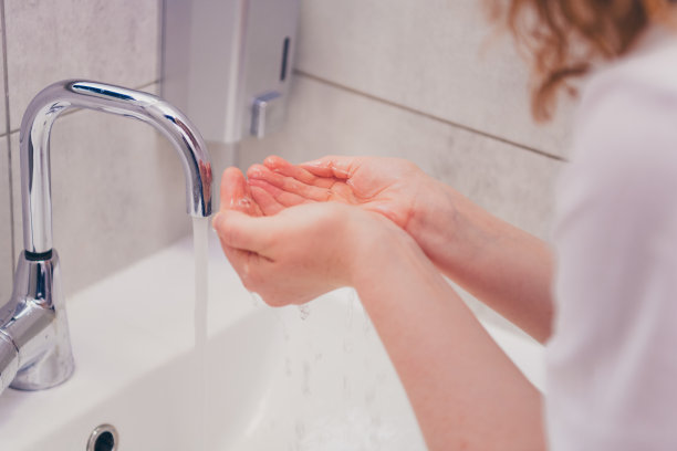 女孩在时尚的室内浴室里洗脸，进行早晨例行活动的照片图片下载