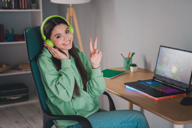 穿着时尚绿色衣服的可爱少女照片图片下载