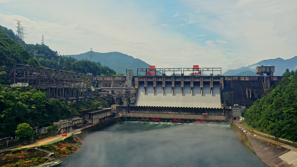 中国浙江省杭州市建德市新安江水电站的航拍照片，千岛湖。图片下载