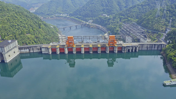 中国浙江省杭州建德的Xin'anjiang水电站航拍照片，千岛湖。图片下载