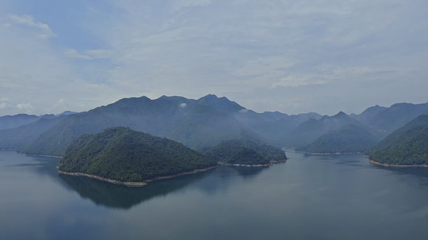 中国浙江省杭州的Xin'anjiang水电站航拍照片，千岛湖。图片下载