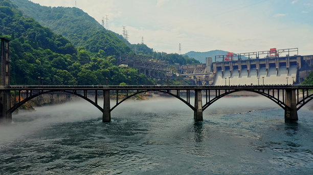 中国浙江省杭州市建德市新安江水电站的航拍照片，千岛湖。图片下载