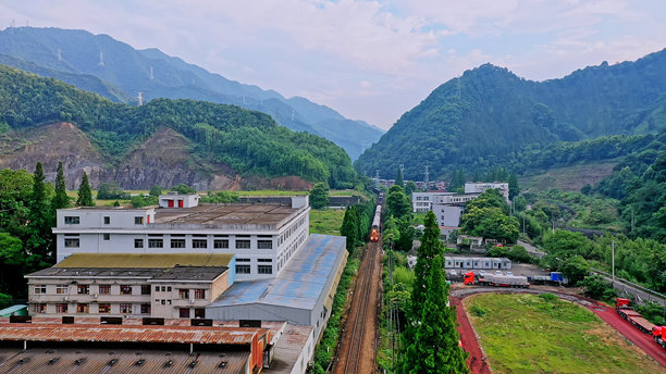 中国浙江省杭州市建德市的农夫山泉工厂、Xin'anjiang水电站的航拍照片，千岛湖。图片下载