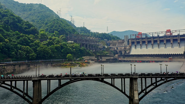 中国浙江省杭州市建德市新安江水电站的航拍照片，千岛湖。图片下载