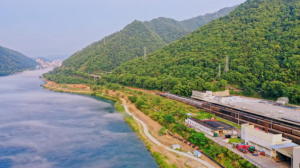 中国浙江省杭州市建德市的农夫山泉工厂、Xin'anjiang水电站的航拍照片，千岛湖。图片下载