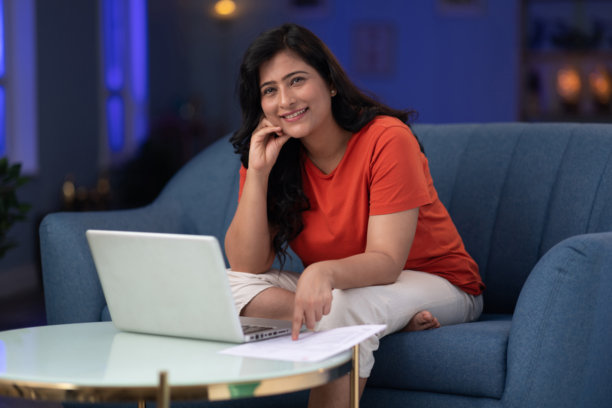 中年女商人在家夜间工作的库存照片图片下载