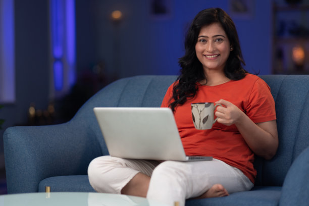 中年女商人在家夜间工作的库存照片图片下载