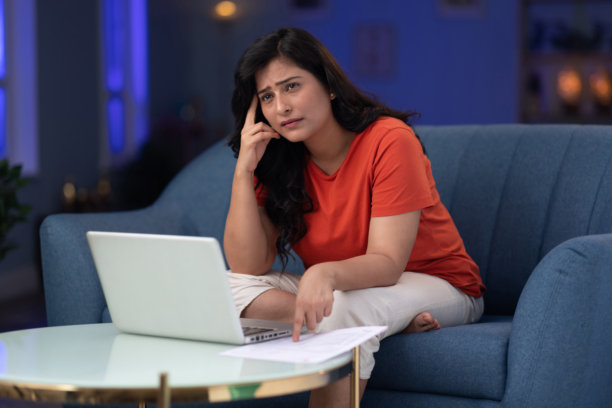 中年女商人在家夜间工作的库存照片图片下载