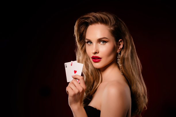 漂亮可爱的女孩在黑色背景下穿着裙子，享受美丽的身体，作为赌场牌手的照片肖像。图片下载