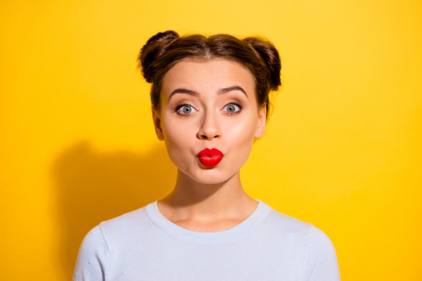 可爱的年轻女孩与男朋友在黄色背景下约会并亲吻的照片图片下载