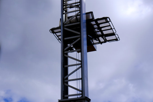 搬家公司使用电梯将房屋搬到上层的照片图片下载