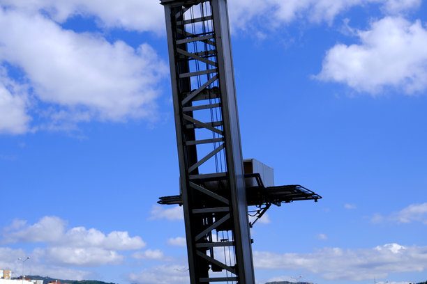 搬家公司使用电梯将房屋搬运到上层的照片图片下载