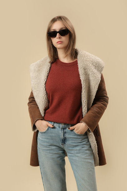 一系列女性穿着经典秋冬休闲服装的工作室照片 - 蓝色牛仔裤和羊毛皮冬季夹克图片下载