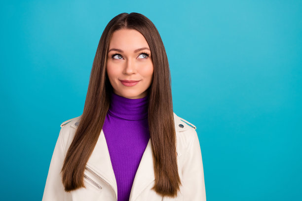 特写照片，迷人的女士凝视空旷的空间，想象着新裙子和时尚配饰，背景为蓝色。图片下载