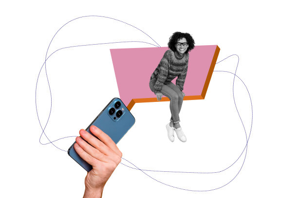 创意合成照片艺术拼贴，手持智能手机与坐在3D文本框中的女孩聊天，背景为白色。图片下载