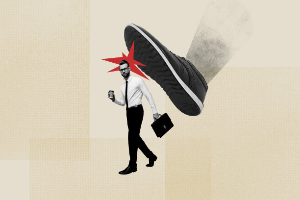 创意照片拼贴，年轻帅气的商人手拿咖啡杯走在巨大的鞋子上，背景是鞋子歧视的插图。图片下载