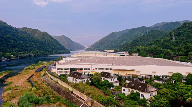 中国浙江省杭州市建德市的农夫山泉工厂、Xin'anjiang水电站的航拍照片，千岛湖。图片下载