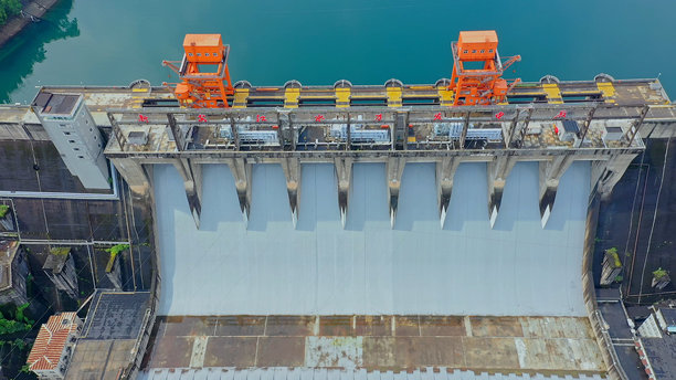 中国浙江省杭州建德市新安江水电站的航拍照片，千岛湖。图片下载