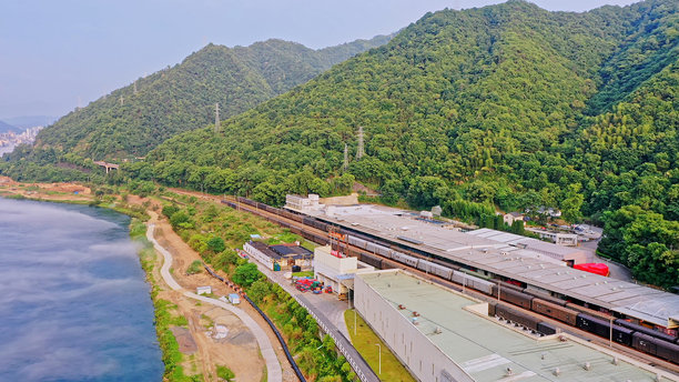 中国浙江省杭州市建德市的农夫山泉工厂、Xin'anjiang水电站的航拍照片，千岛湖。图片下载