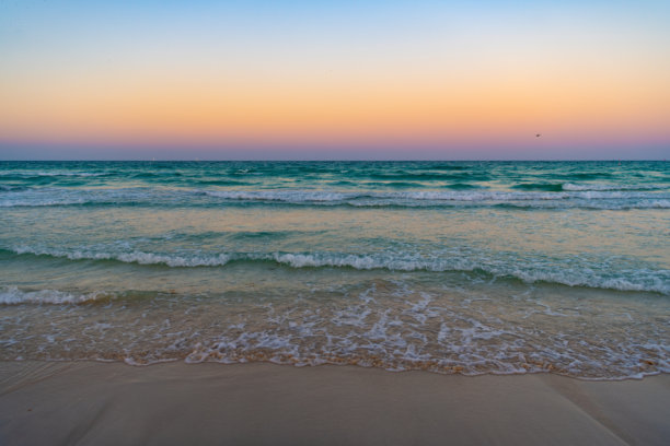 海边的余晖自然日落。自然日落的照片。海滩上的自然日落。自然日落。图片下载
