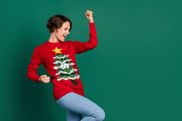 满意女士的侧面照片，穿着时尚的奇特服装，举手展示新车的礼物，背景为绿色空白空间。图片下载