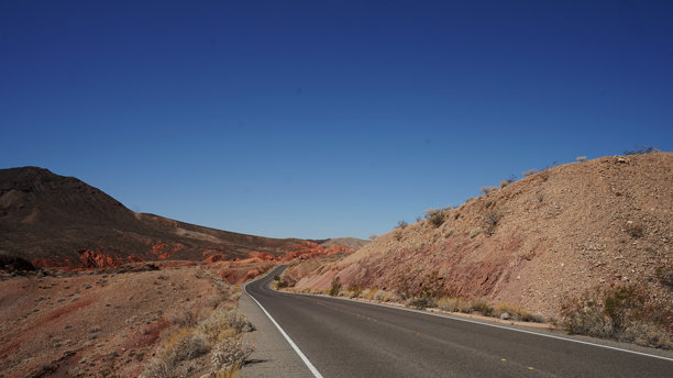 红石小径起点的黑白和彩色照片图片下载