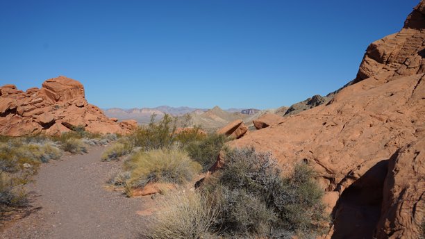 红石小径起点的黑白和彩色照片图片下载