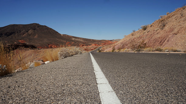 红石小径起点的黑白和彩色照片图片下载