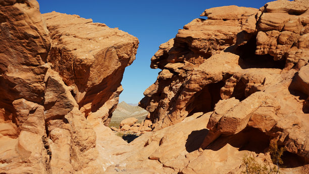 红石小径起点的黑白和彩色照片图片下载