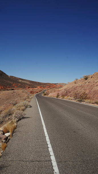 红石小径起点的黑白和彩色照片图片下载