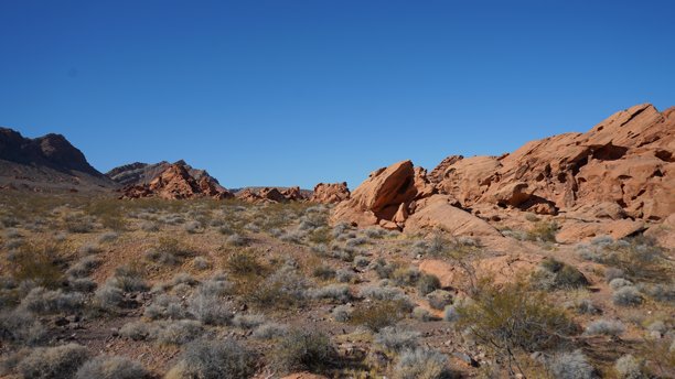 红石小径起点的黑白和彩色照片图片下载